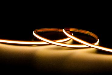 Warmweiß LED-Streifen Free Cut. Präzises Kürzen, sichere Anschlussmöglichkeiten und zuverlässige Lichtfarbe für heimische Lichtkonzepte.